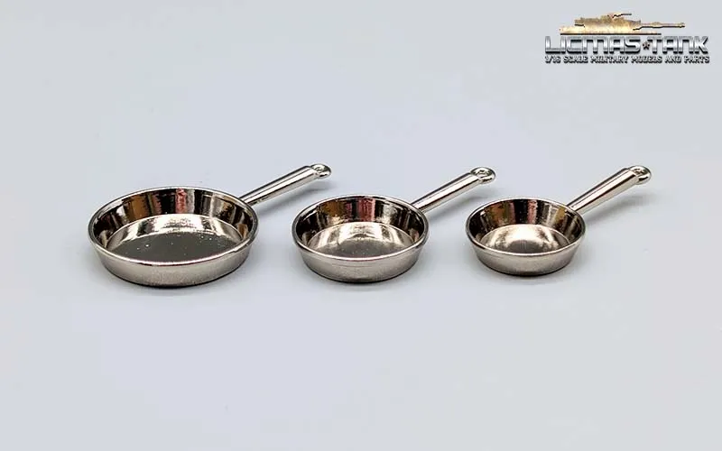 Set of three frying pans made of metal in 1/16 for diorama Set of three frying pans made of metal in 1/16 for diorama