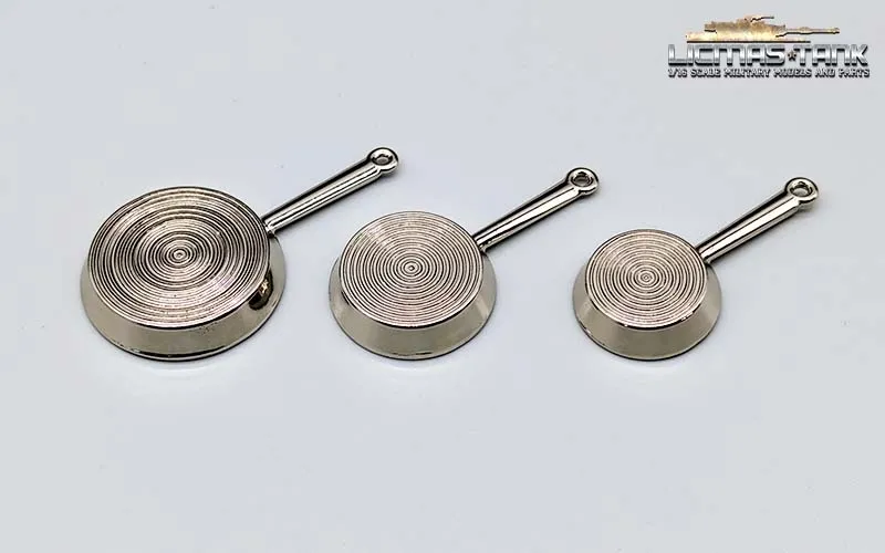 Set of three frying pans made of metal in 1/16 for diorama Set of three frying pans made of metal in 1/16 for diorama