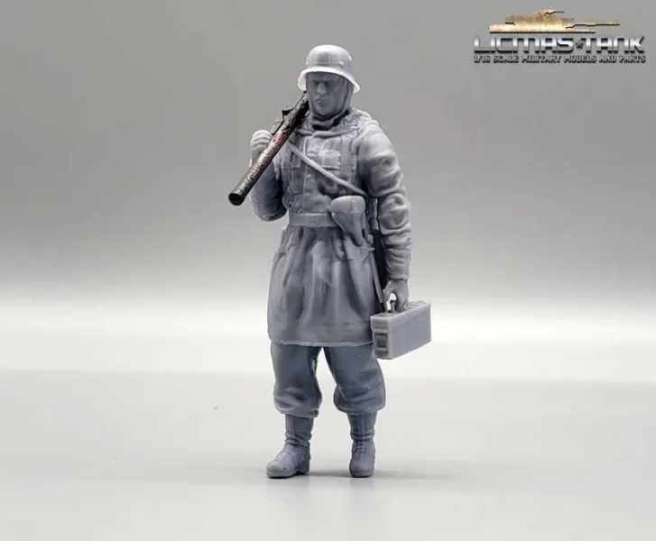 1/16 figure German soldier with bazooka and ammo box WW2 unpainted resin