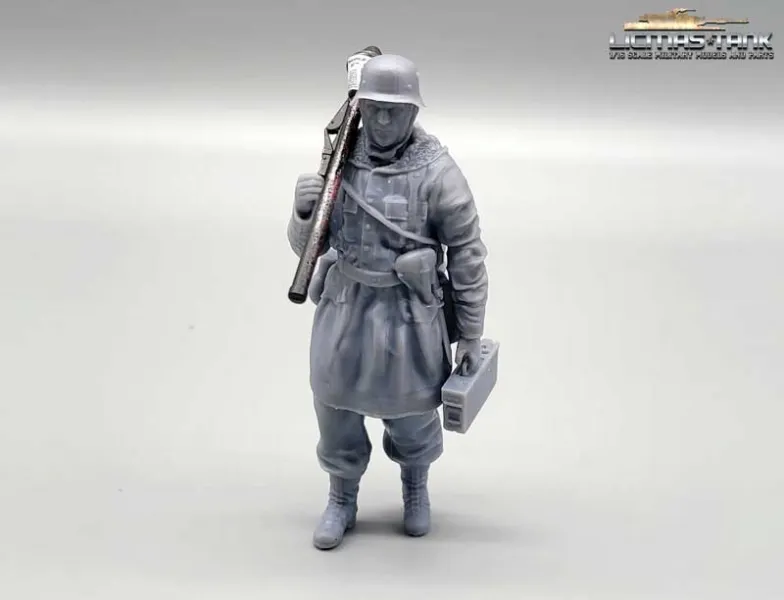 1/16 figure German soldier with bazooka and ammo box WW2 unpainted resin