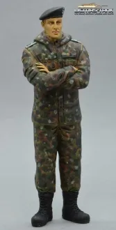 1/16 Figur Soldat Panzertruppe Bundeswehr Flecktarn stehend Arme verschränkt mit Barett handbemalt
