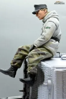 1/16 Figur deutsche Panzer Mannschaft Wehrmacht Winter sitzend splittertarn Hose WW2