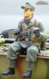 Figure Soldier WW2 pea pattern German Tank Rider MP40 shooter Wehrmacht handpainted 1:16 licmas-tank