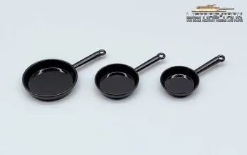 Set of three frying pans made of black metal in 1/16 for diorama