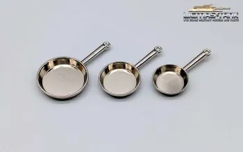 Set of three frying pans made of metal in 1/16 for diorama
