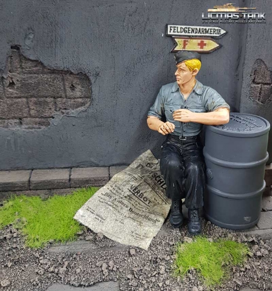 1/16 Figur deutsche Panzerbesatzung Soldat mit Hemd und Schiffchen mit ansteckbaren Beinen
