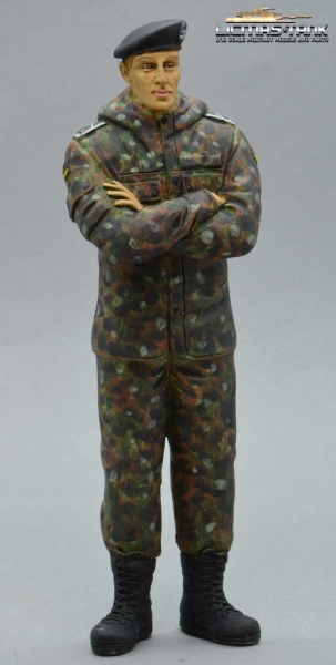 1/16 Figure Soldier Tank Division Bundeswehr Camouflage standing arms crossed with beret handpainted