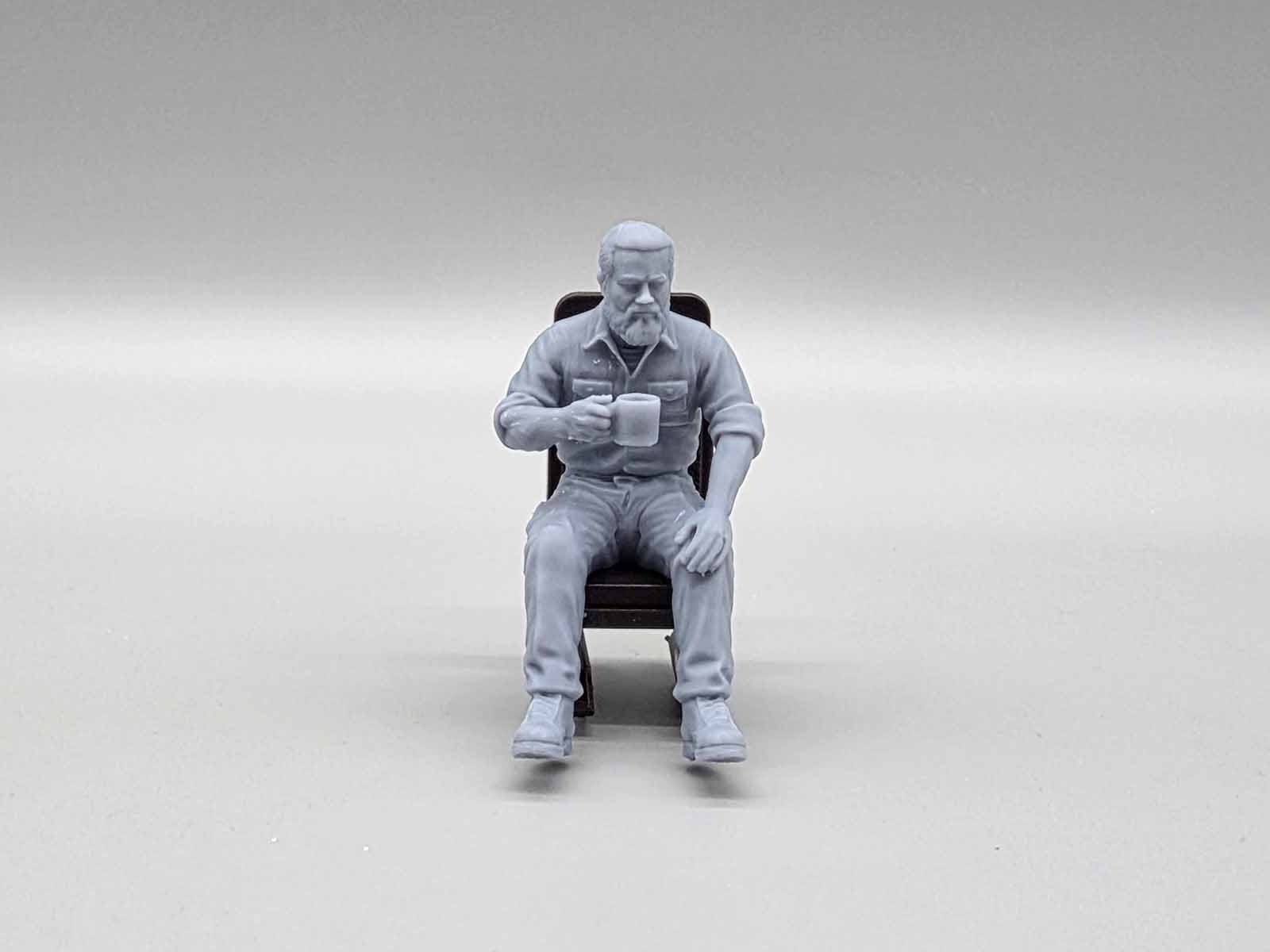 Fahrer/Beifahrer Figur mit Kaffeetasse und Bart für Modellfahrzeuge wie Unimog usw. Maßstab ca. 1:16 unbemalt Fahrer/Beifahrer Figur mit Kaffeetasse und Bart für Modellfahrzeuge wie Unimog usw. Maßstab ca. 1:16 unbemalt