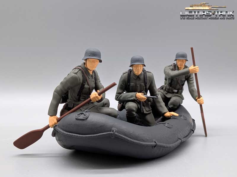 B-Ware Deutsche Soldaten Wehrmacht im Schlauchboot – bemalt – für 1:16 Dioramen und RC-Modelle