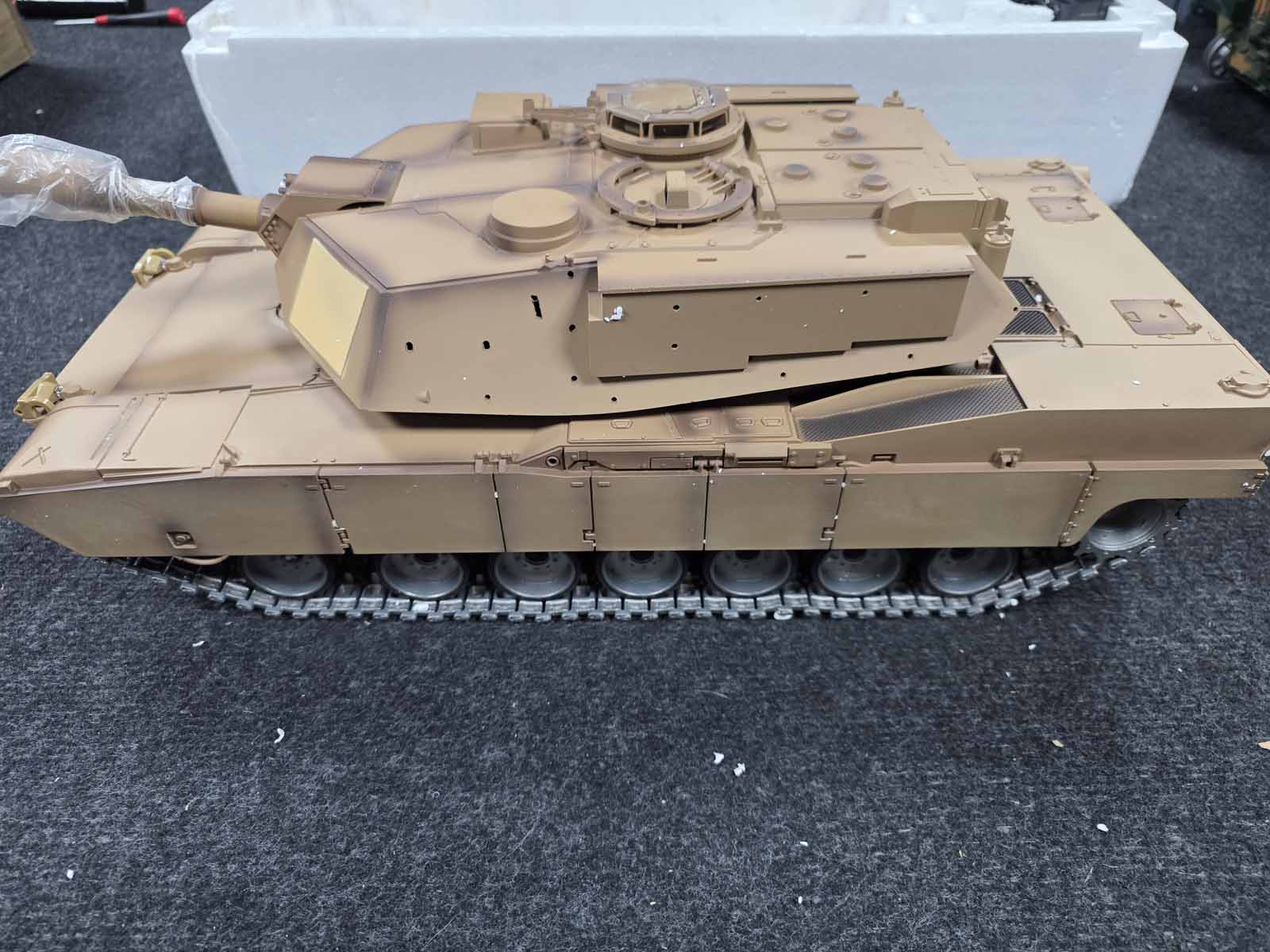 Messe Muster RC Panzer M1A2 Abrams Heng Long 1/16 Stahlgetriebe, Metallketten und Metallräder 2,4Ghz V7.0 - Pro mit RRZ Messe Muster RC Panzer M1A2 Abrams Heng Long 1/16 Stahlgetriebe, Metallketten und Metallräder 2,4Ghz V7.0 - Pro mit RRZ