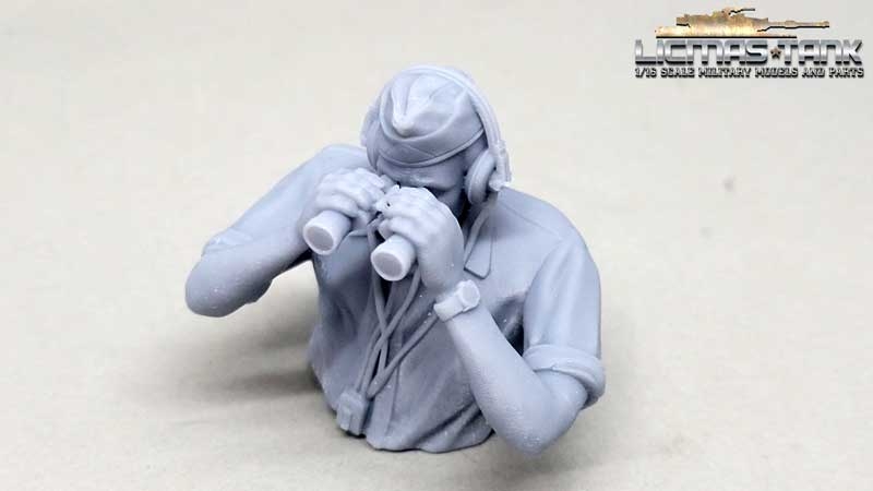 1/16 Deutscher Panzersoldat mit Kopfhörern durch Fernglas schauend 1/16 Deutscher Panzersoldat mit Kopfhörern durch Fernglas schauend