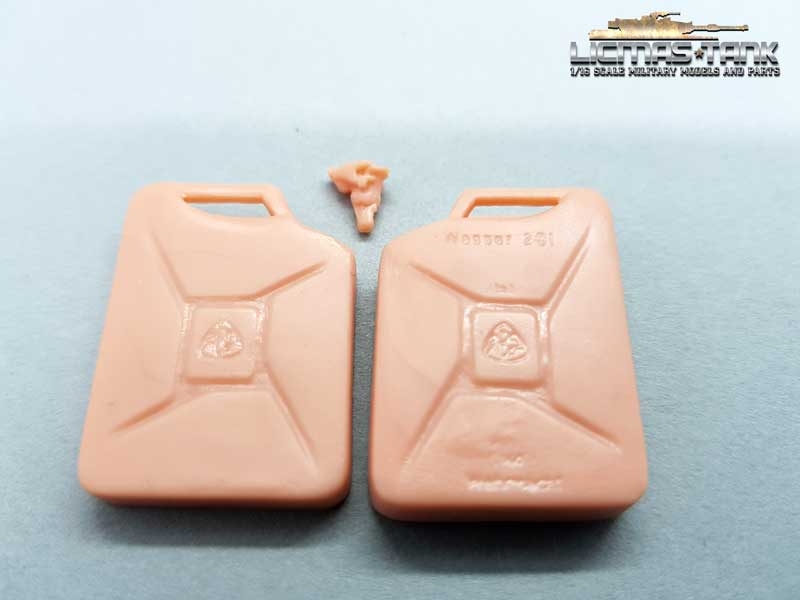 KIT Jerrycan WATER Wehrmacht plastic with font licmas tank 1:16 KIT Jerrycan WATER Wehrmacht plastic with font licmas tank 1:16