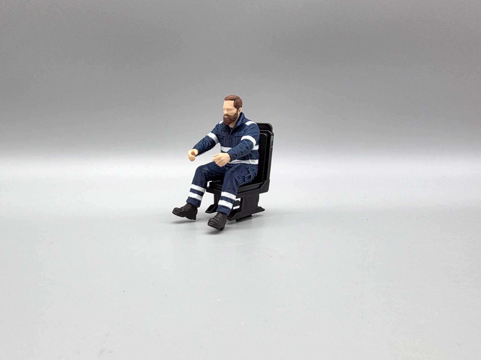 Fahrer Figur für Modellfahrzeuge wie THW Lkw Trucks usw. Maßstab ca. 1:16 dunkle Haare
