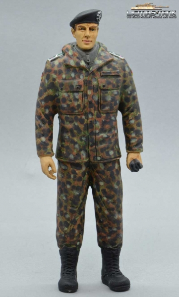 BWARE 1/16 Figur Soldat Panzertruppe Bundeswehr Flecktarn stehend mit Barett handbemalt BWARE 1/16 Figur Soldat Panzertruppe Bundeswehr Flecktarn stehend mit Barett handbemalt