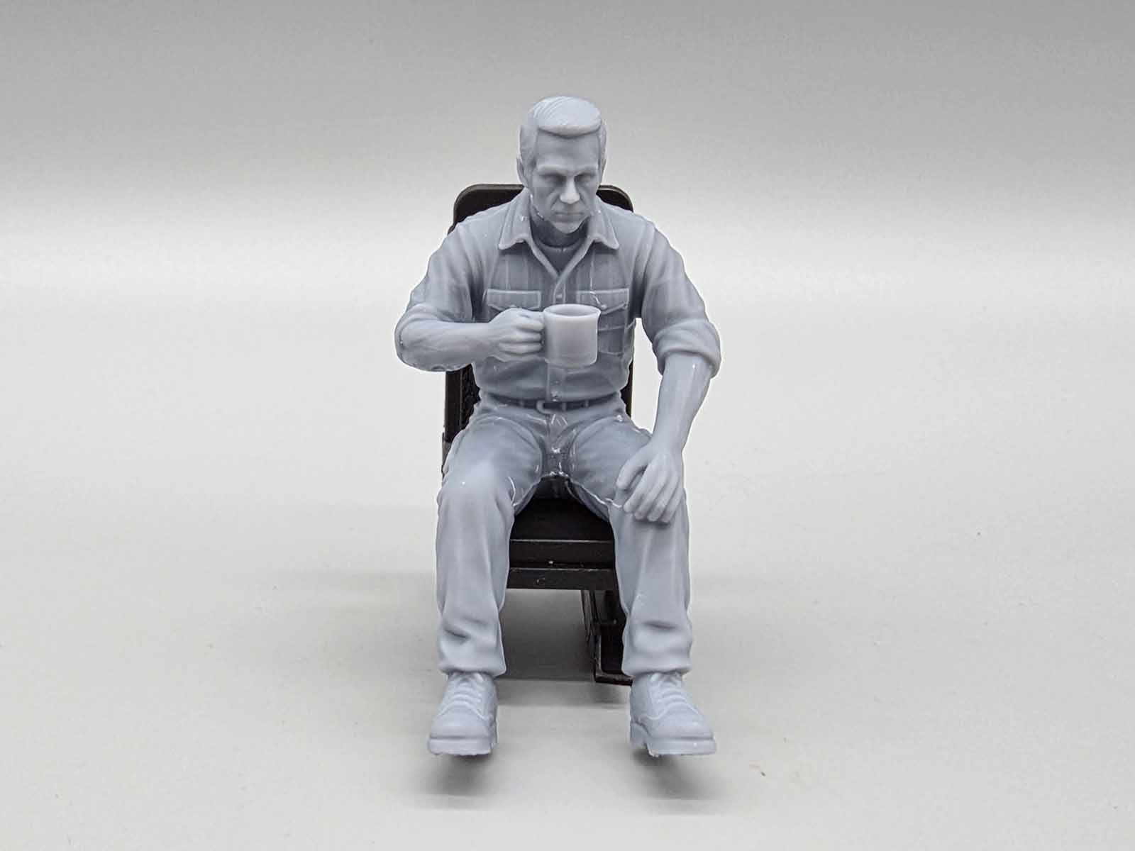 Fahrer/Beifahrer Figur mit Kaffeetasse für Modellfahrzeuge wie Unimog usw. Maßstab ca. 1:16 unbemalt