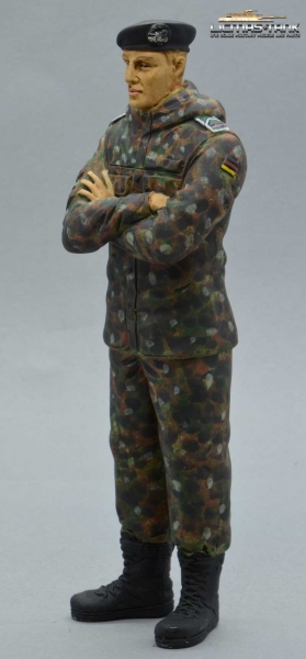 1/16 Figure Soldier Tank Division Bundeswehr Camouflage standing arms crossed with beret handpainted 1/16 Figure Soldier Tank Division Bundeswehr Camouflage standing arms crossed with beret handpainted