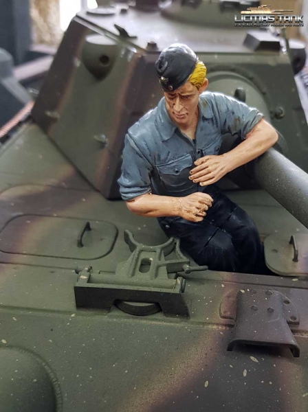 1/16 Figur deutsche Panzerbesatzung Soldat mit Hemd und Schiffchen mit ansteckbaren Beinen