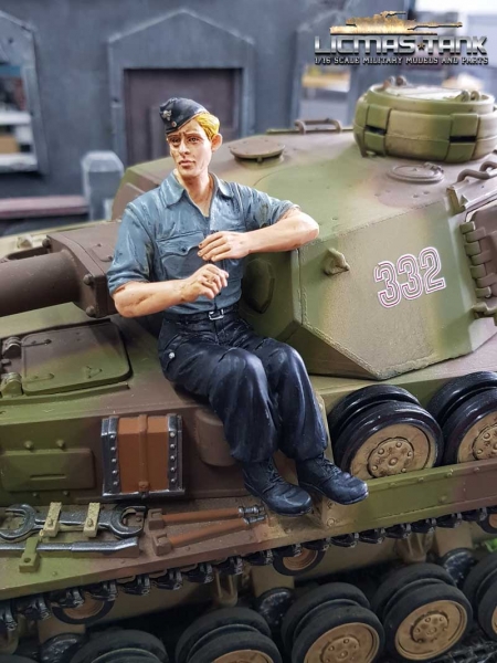 1/16 Figur deutsche Panzerbesatzung Soldat mit Hemd und Schiffchen mit ansteckbaren Beinen
