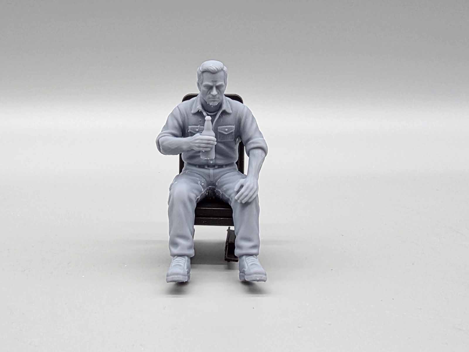 Fahrer/Beifahrer Figur mit Flasche für Modellfahrzeuge wie Unimog usw. Maßstab ca. 1:16 unbemalt