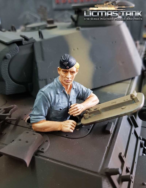 1/16 Figur deutsche Panzerbesatzung Soldat mit Hemd und Schiffchen mit ansteckbaren Beinen