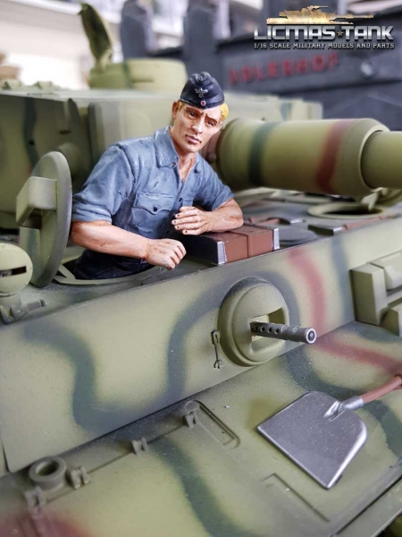 1/16 Figur deutsche Panzerbesatzung Soldat mit Hemd und Schiffchen mit ansteckbaren Beinen