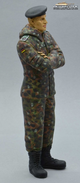 1/16 Figure Soldier Tank Division Bundeswehr Camouflage standing arms crossed with beret handpainted