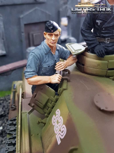 1/16 Figur deutsche Panzerbesatzung Soldat mit Hemd und Schiffchen mit ansteckbaren Beinen