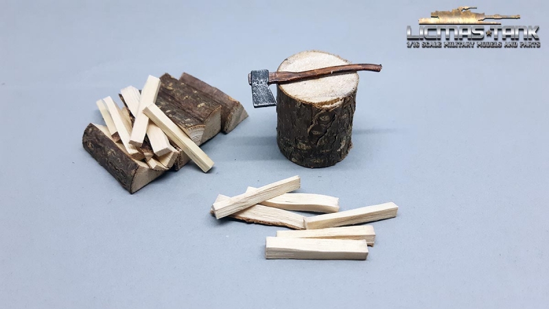 1/16 Dioramazubehör Holzplatz mit Axt - bemalt