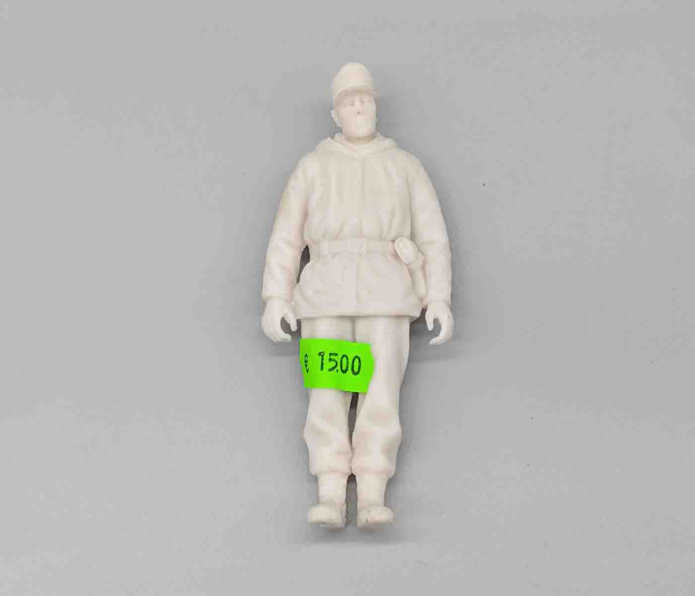 1/16 figure German tank crew Wehrmacht winter soldier standing WW2 unpainted