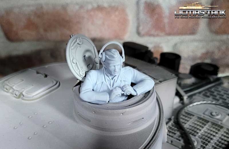 1/16 Figur Deutscher Panzersoldat mit Kopfhörern und Fernglas 1/16 Figur Deutscher Panzersoldat mit Kopfhörern und Fernglas