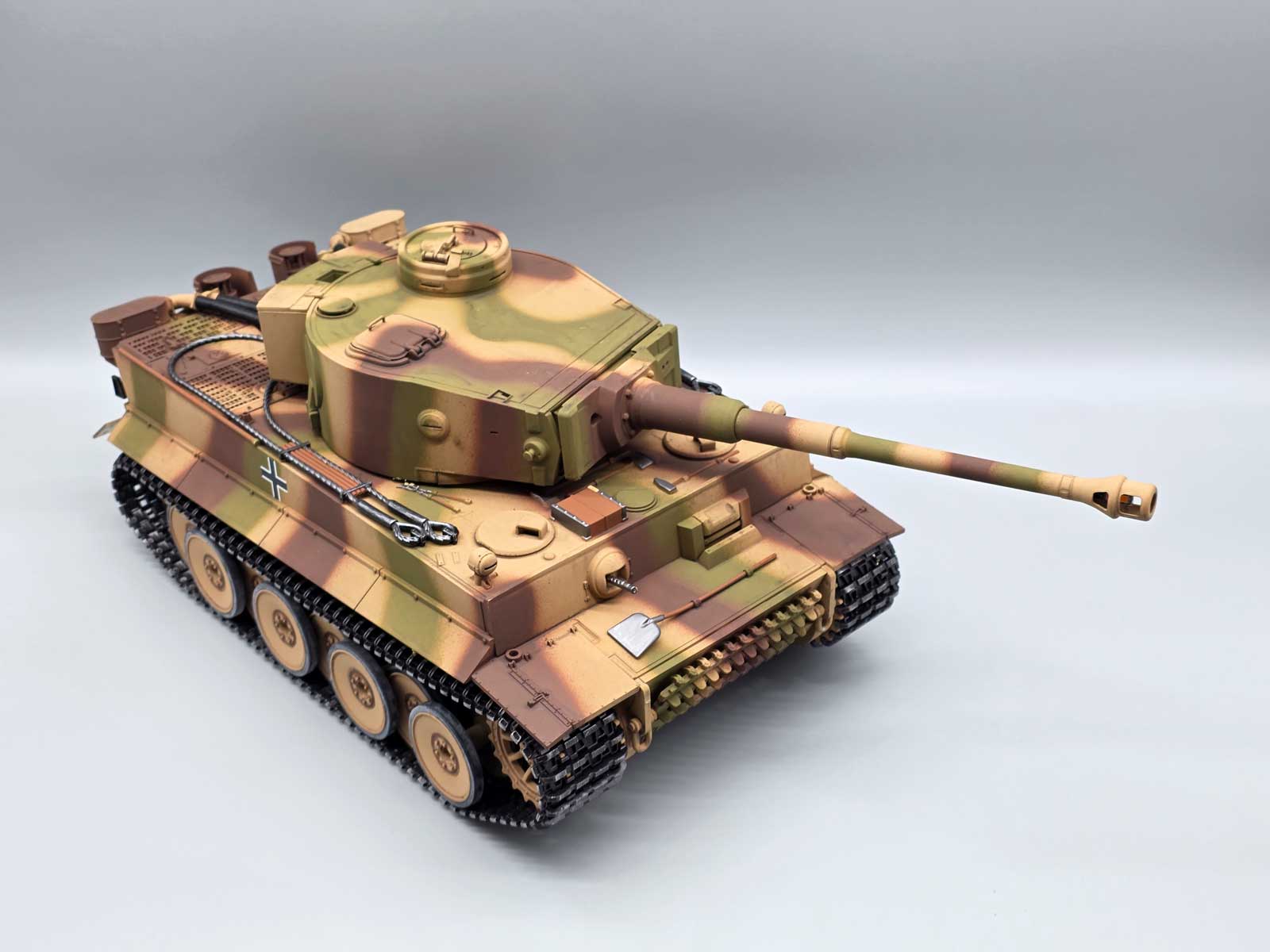 RC Panzer Tiger I Dreifarbtarn – Taigen V3 BB Servo Metall-Edition mit Kanonenrauch und 360° Turmdrehung RC Panzer Tiger I Dreifarbtarn – Taigen V3 BB Servo Metall-Edition mit Kanonenrauch und 360° Turmdrehung