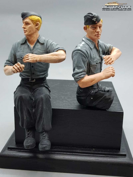 1/16 Figur deutsche Panzerbesatzung Soldat mit Hemd und Schiffchen mit ansteckbaren Beinen 1/16 Figur deutsche Panzerbesatzung Soldat mit Hemd und Schiffchen mit ansteckbaren Beinen