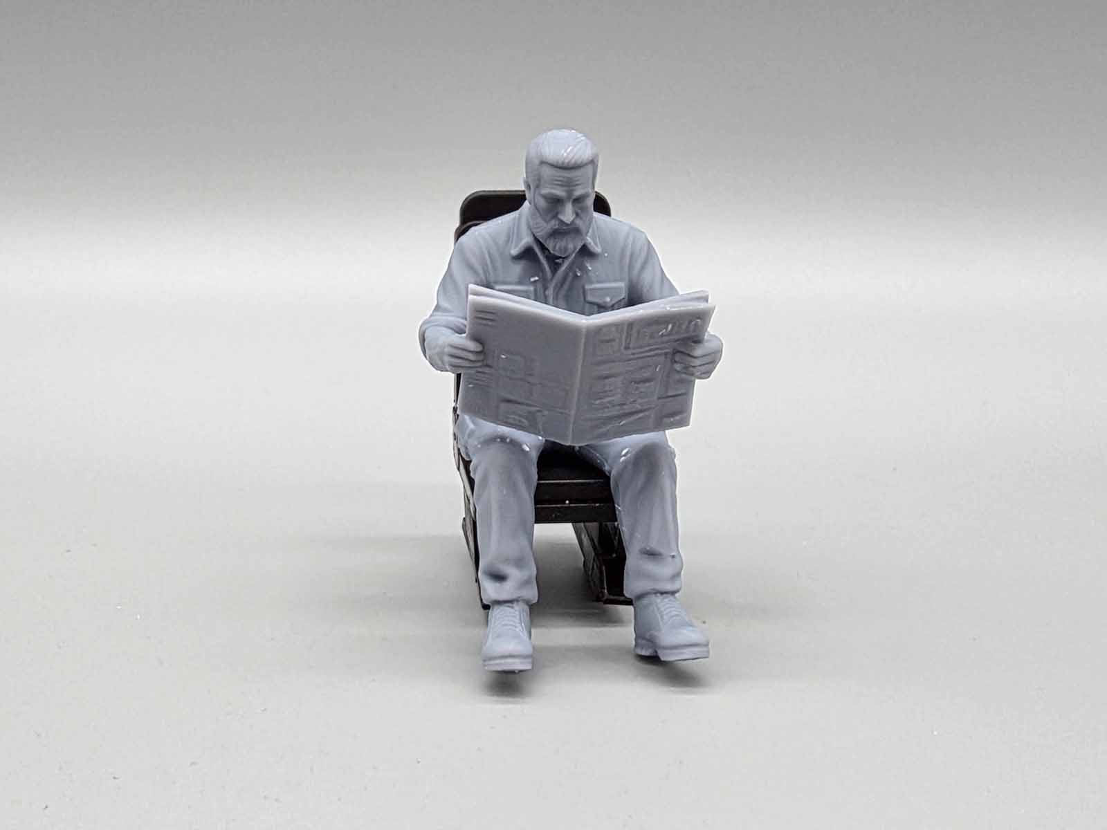 Fahrer/Beifahrer Figur mit Zeitung und Bart für Modellfahrzeuge wie Unimog usw. Maßstab ca. 1:16 unbemalt Fahrer/Beifahrer Figur mit Zeitung und Bart für Modellfahrzeuge wie Unimog usw. Maßstab ca. 1:16 unbemalt
