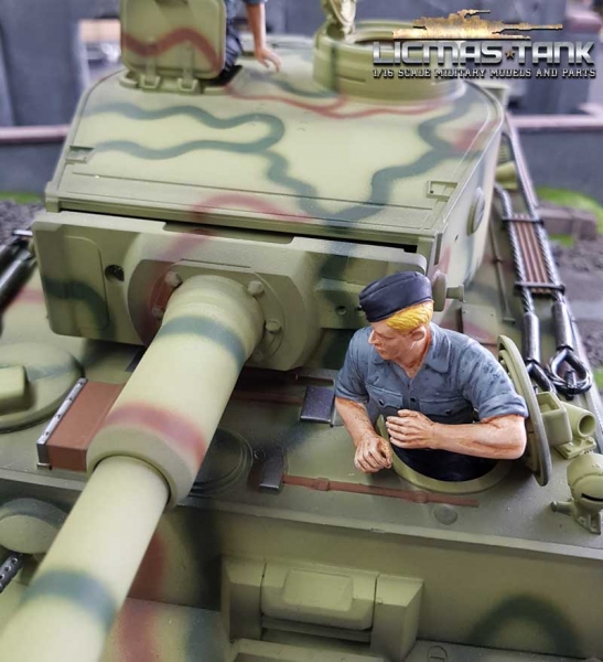 1/16 Figur deutsche Panzerbesatzung Soldat mit Hemd und Schiffchen mit ansteckbaren Beinen 1/16 Figur deutsche Panzerbesatzung Soldat mit Hemd und Schiffchen mit ansteckbaren Beinen