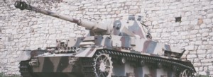 Panzer IV von einer Steinmauer