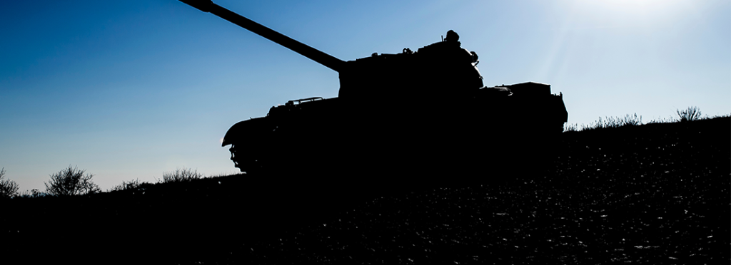 Silhouette eines Hauptkampftanks auf einem Schlachtfeld