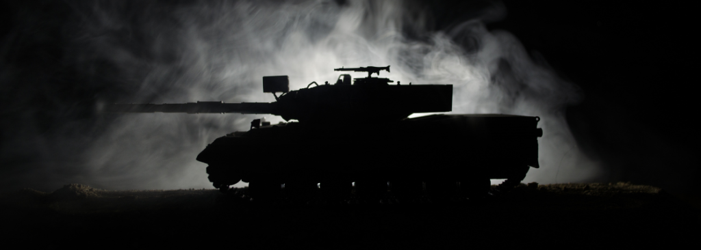 Panzer Silhouette umgeben von Nebel.